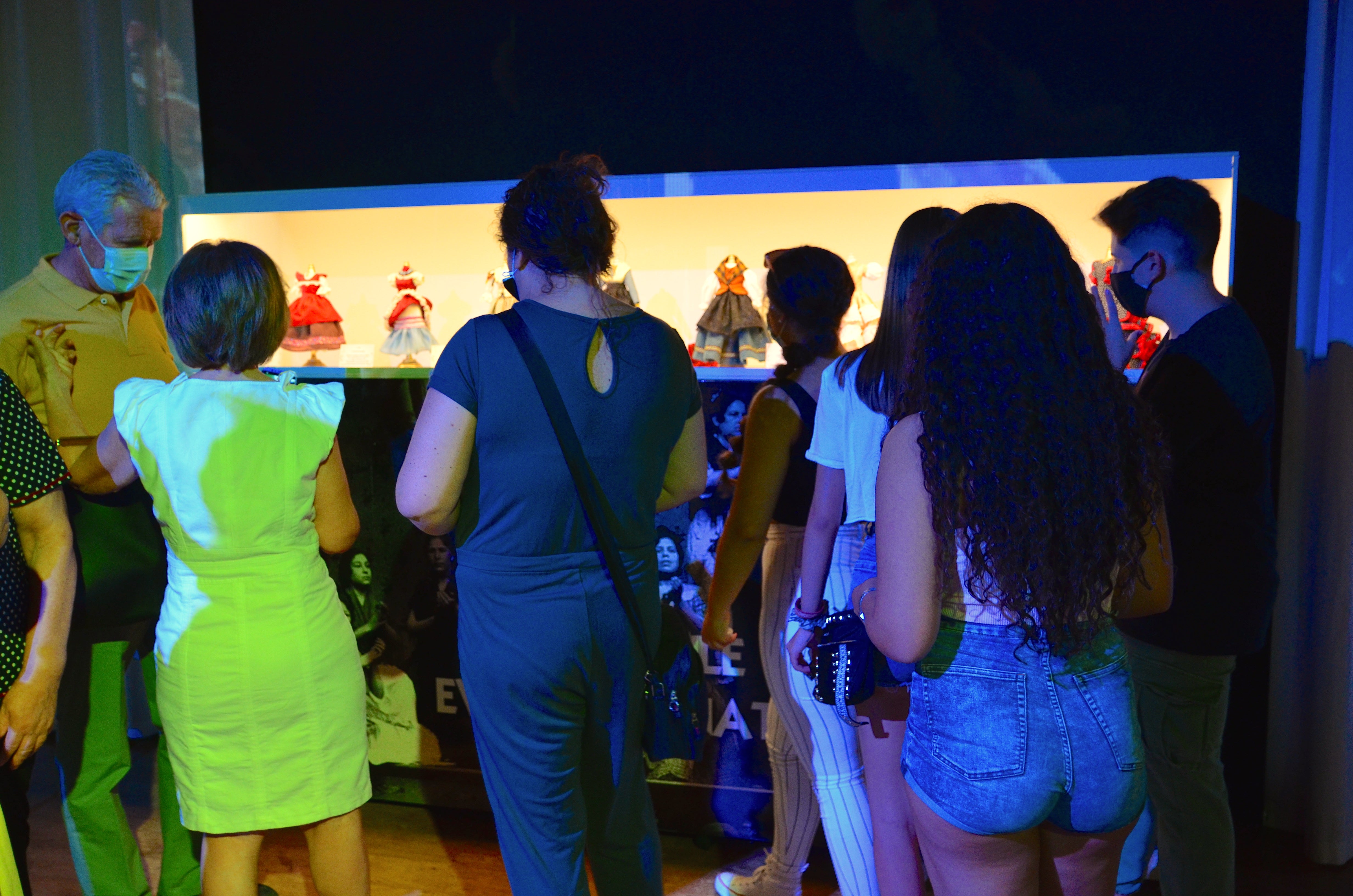 Fotos: Exposición sobre la historia del traje de baile, en Huétor