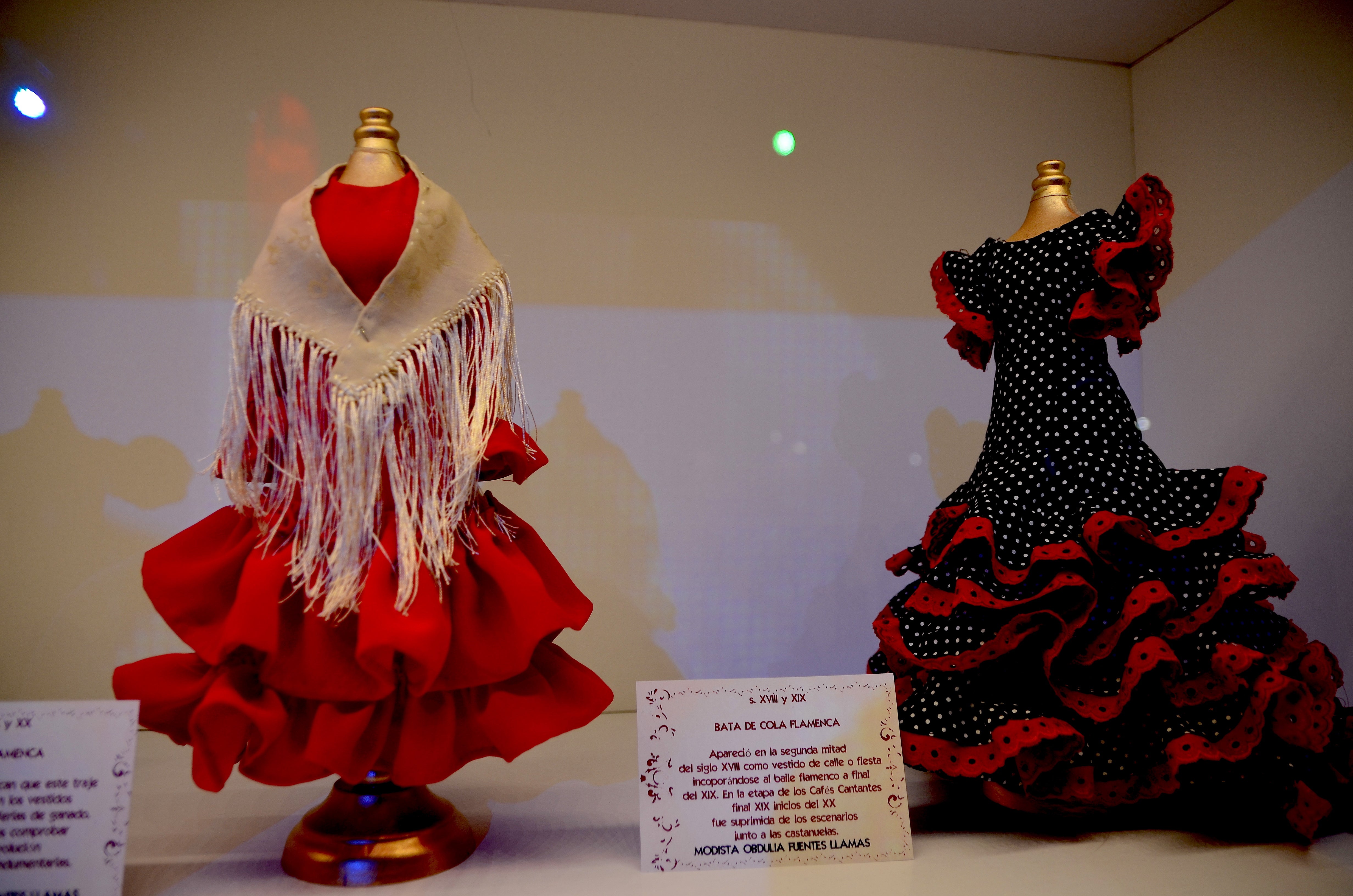 Fotos: Exposición sobre la historia del traje de baile, en Huétor