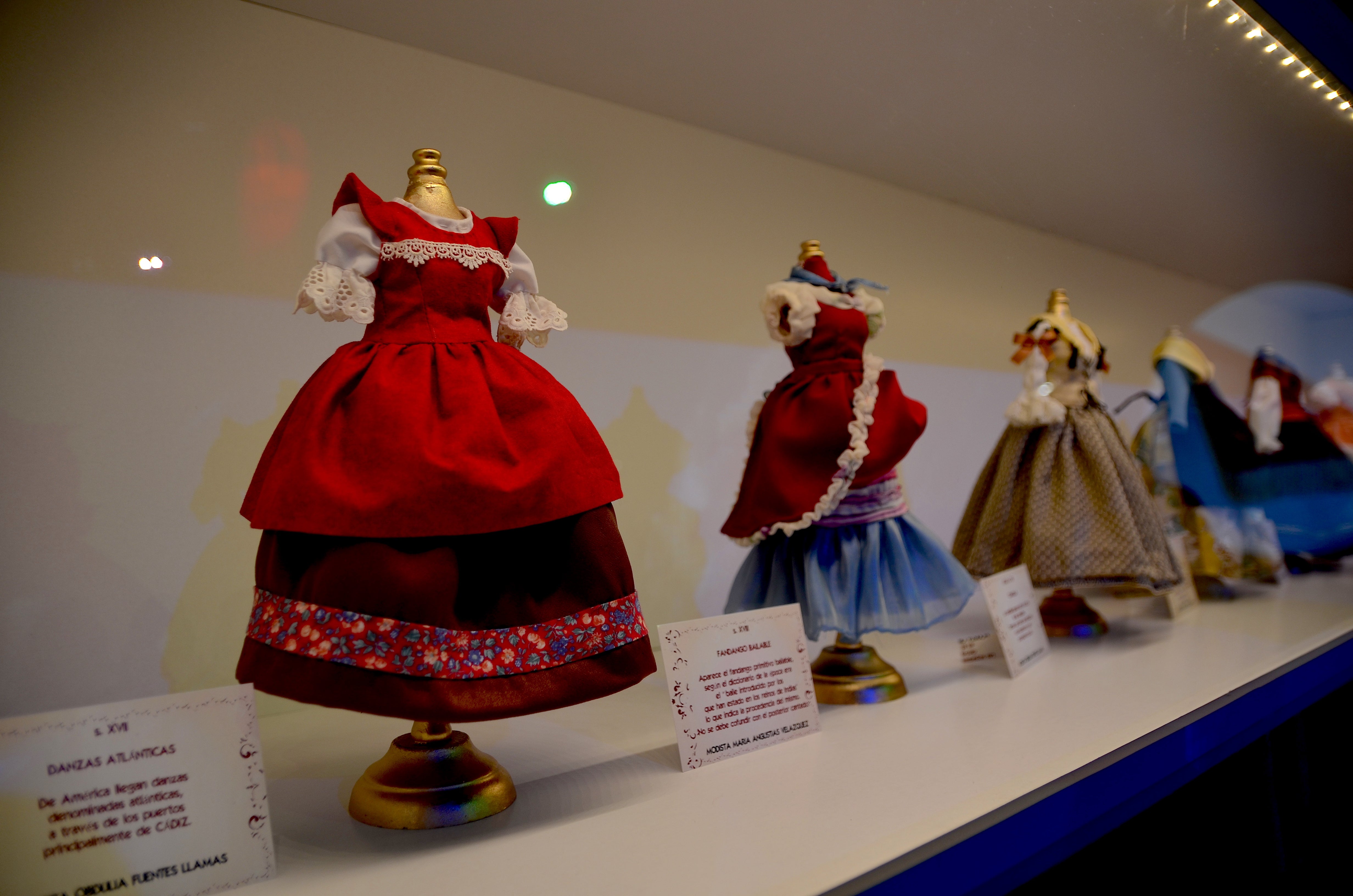 Fotos: Exposición sobre la historia del traje de baile, en Huétor