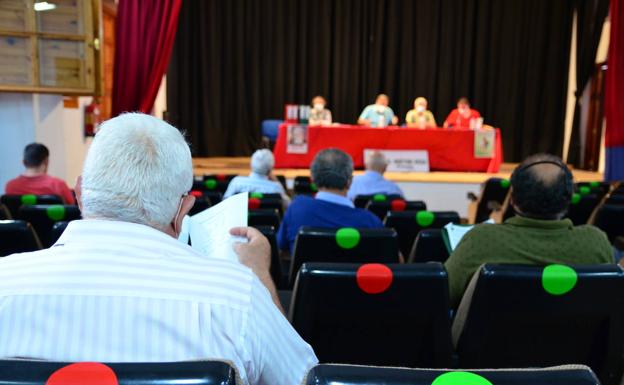 Distancia de seguridad entre las butacas del Centro Social La Nava.