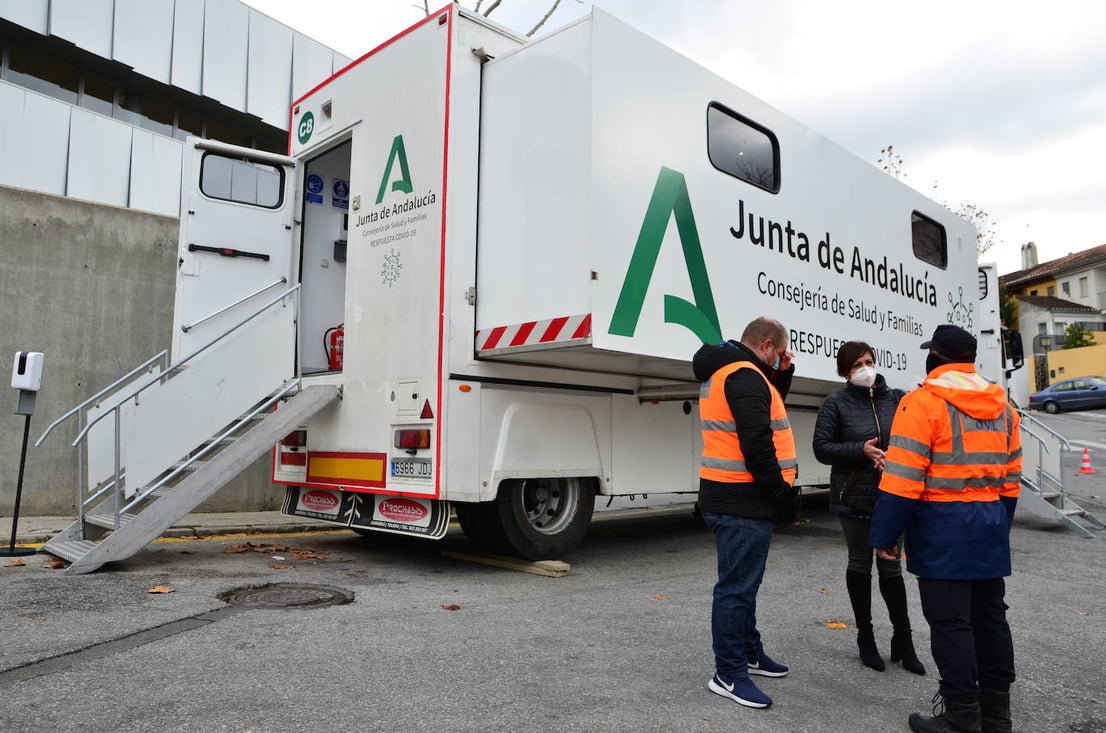 Fotos: La Junta de Andalucía instala la unidad móvil para el cribado en Huétor Vega