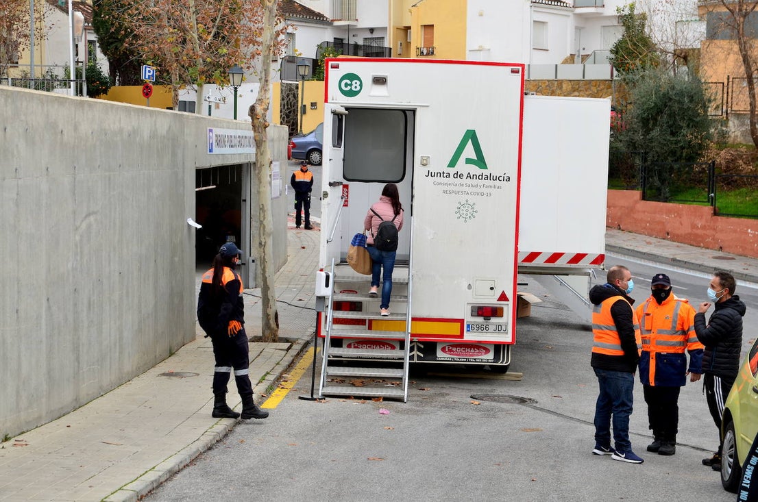 Fotos: La Junta de Andalucía instala la unidad móvil para el cribado en Huétor Vega