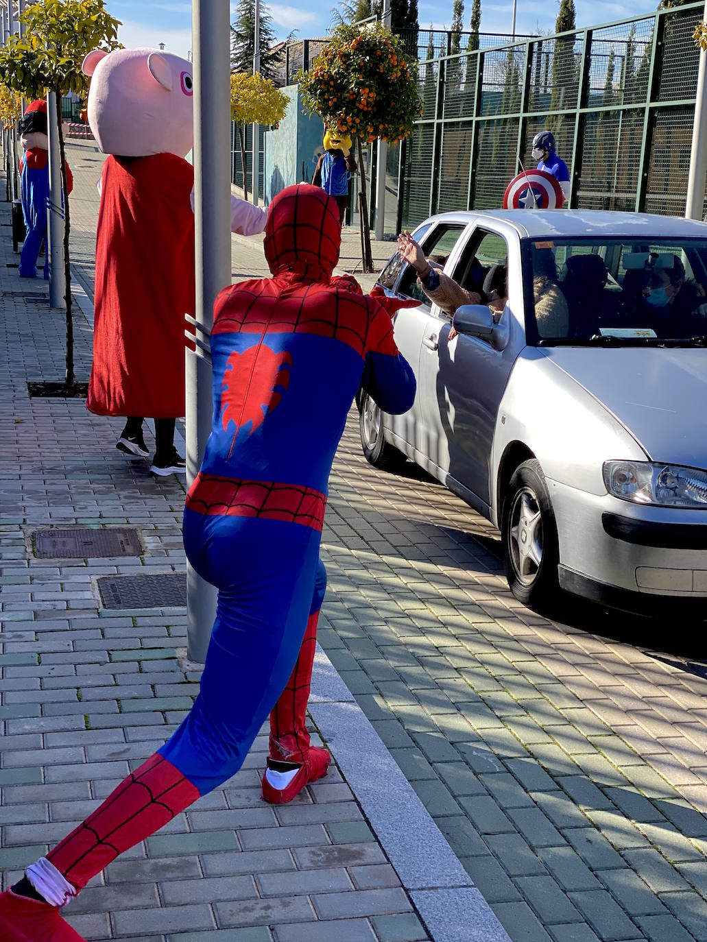 La visita más atípica de los Reyes Magos en Huétor Vega.