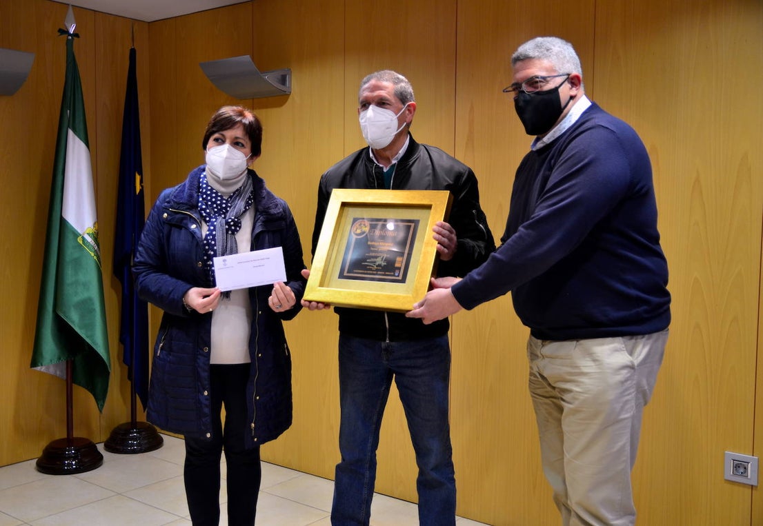 Rafael Molina, en nombre de Vicente Márquez, tercer premio.