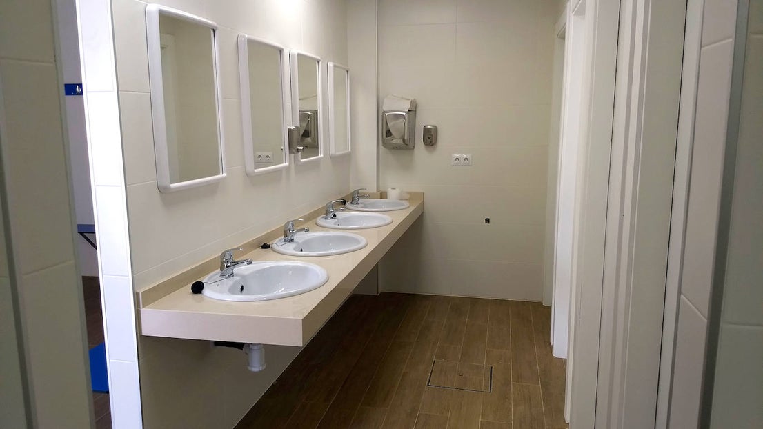 Lavabos y aseos modernos en el complejo hueteño.