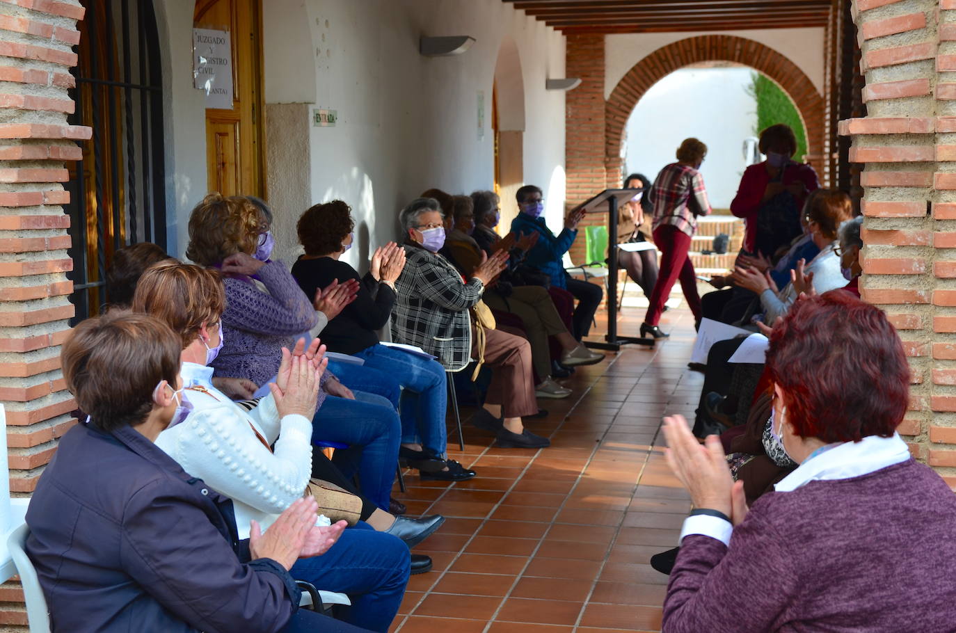 Lectura poética de la asociación de mujeres Vesci en Huerta Cercada.