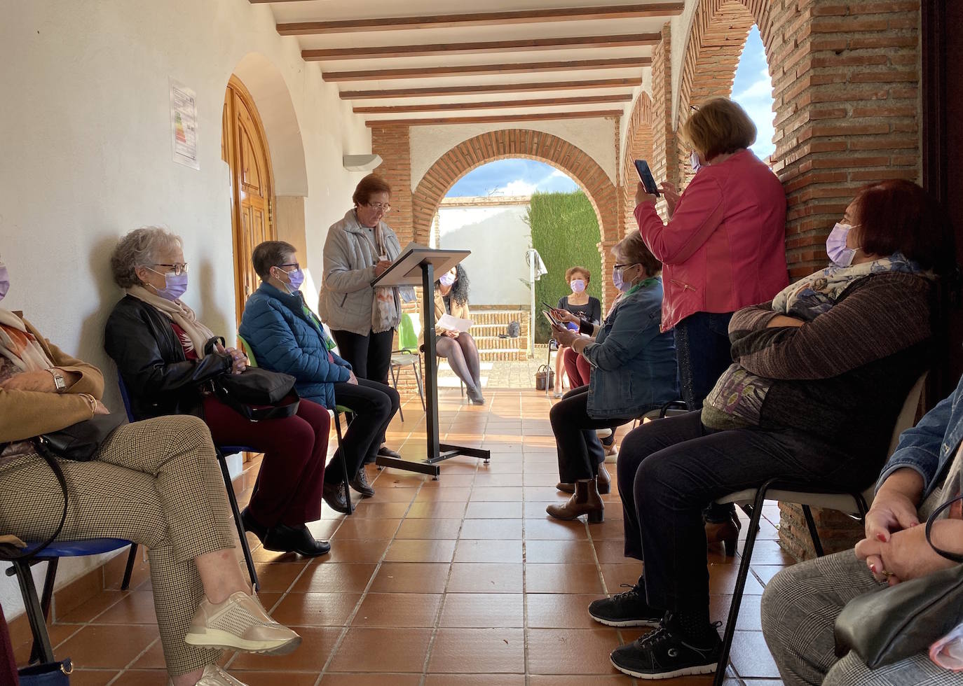 Lectura poética de la asociación de mujeres Vesci en Huerta Cercada.