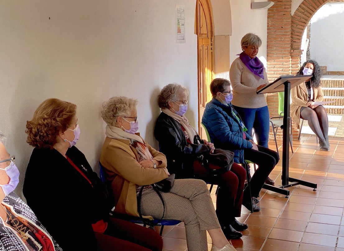 Lectura poética de la asociación de mujeres Vesci en Huerta Cercada.