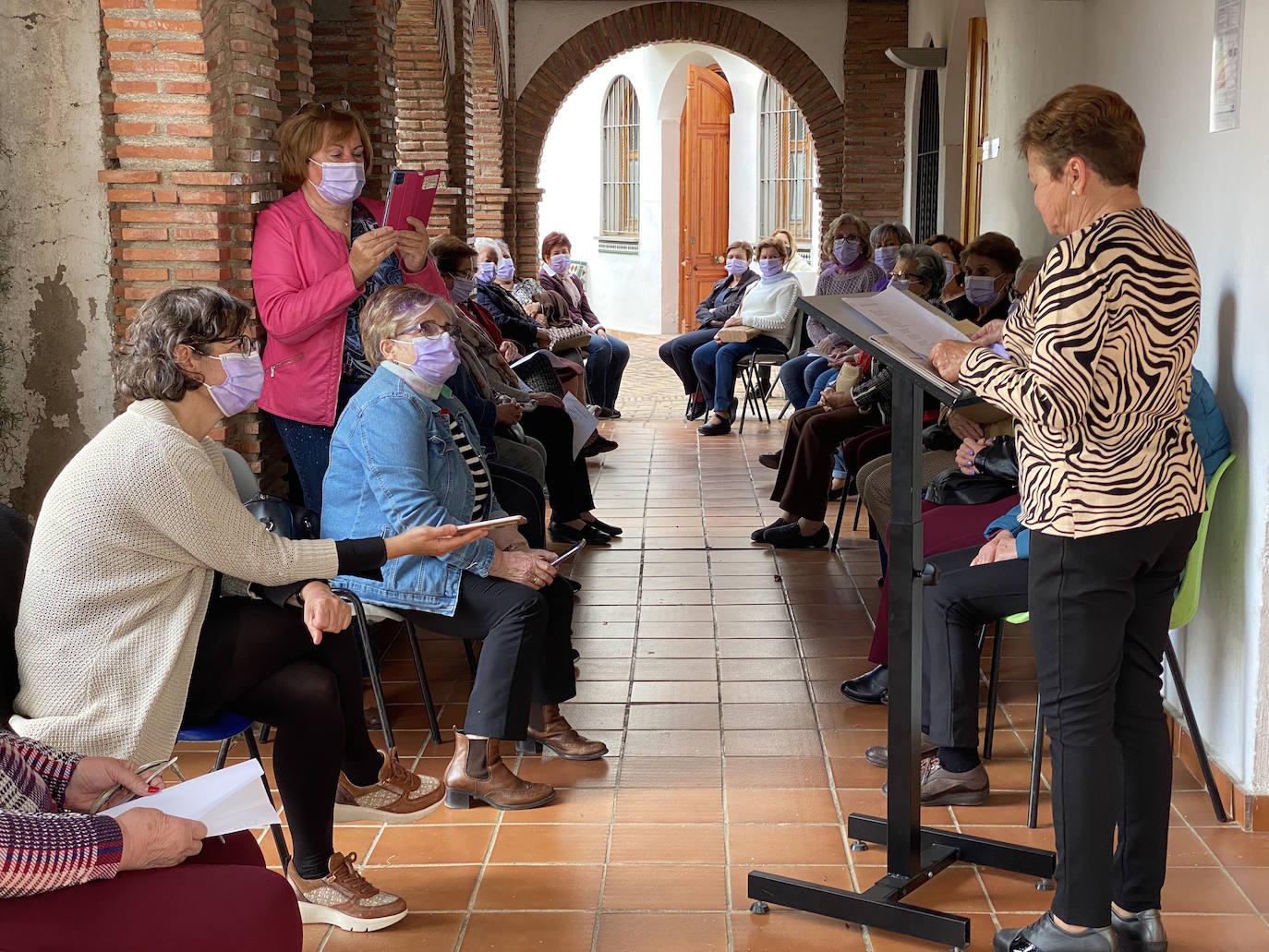 Lectura poética de la asociación de mujeres Vesci en Huerta Cercada.