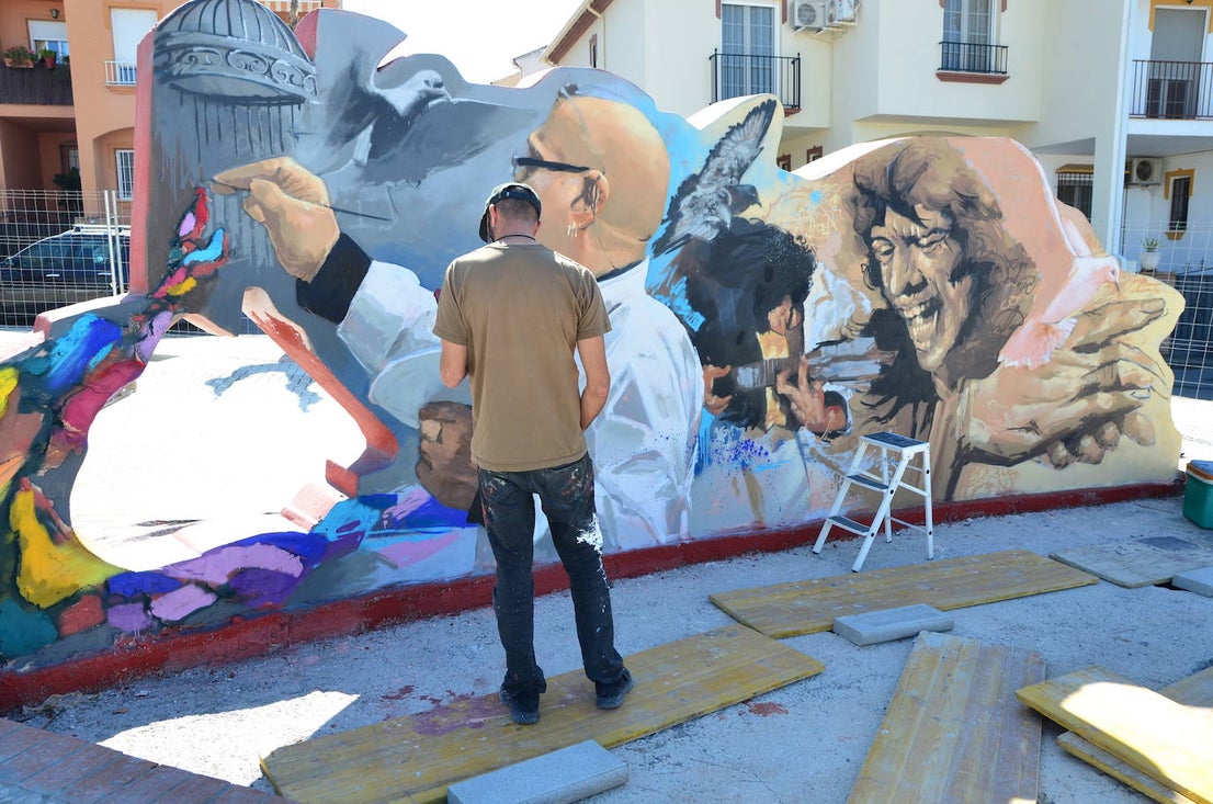 El Niño de las Pinturas, trabajando esta semana en la nueva plaza David Zaafra de Huétor Vega.
