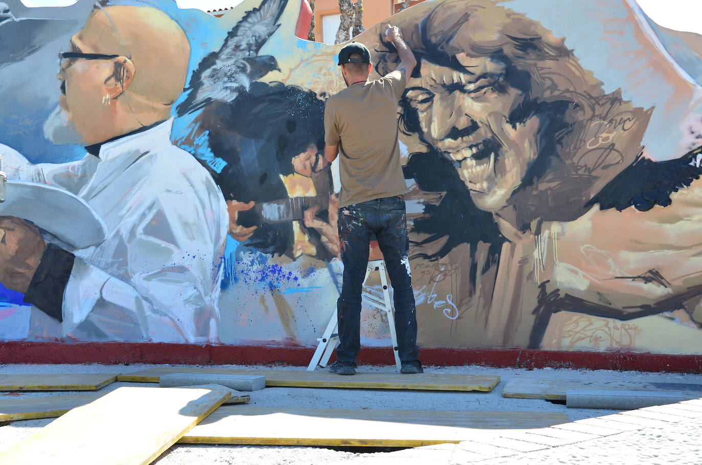 El Niño de las Pinturas, trabajando esta semana en la nueva plaza David Zaafra de Huétor Vega.