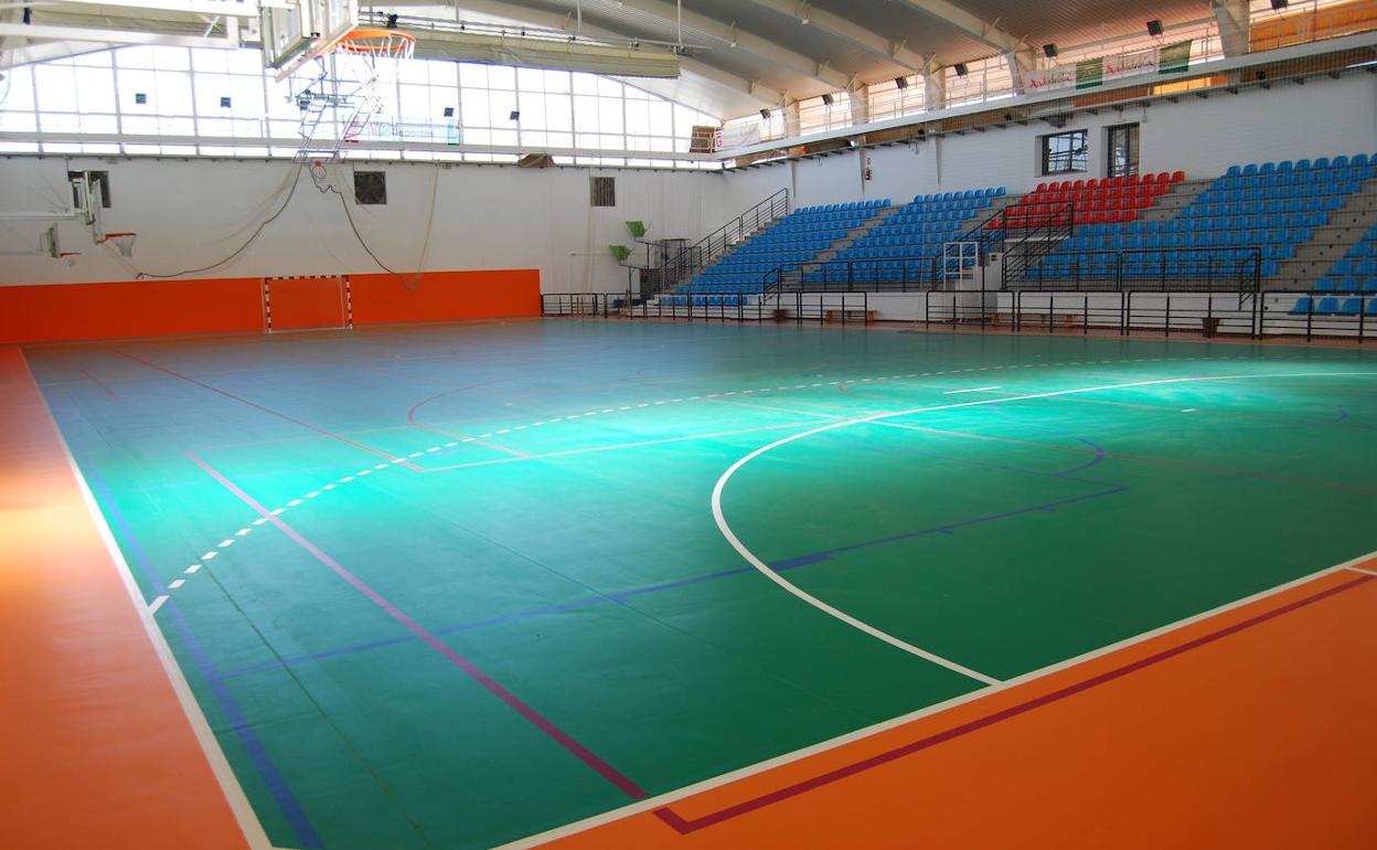 El pabellón de deportes La Libertad renueva íntegramente su pavimento