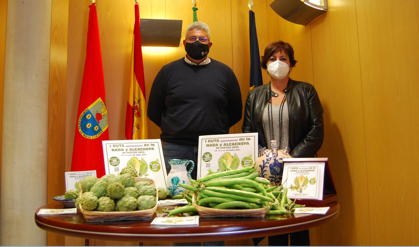 José Manuel Prieto, alcalde accidental, y Elisa González Pedraza, concejala de Turismo.