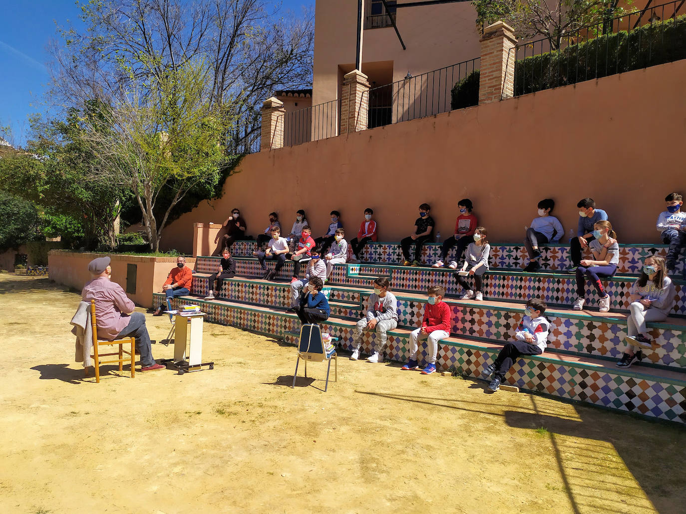 Escolares del CEIP Nuestra Señora de las Angustias escuchan a Daniel Cortés en el Carmen de San Rafael.