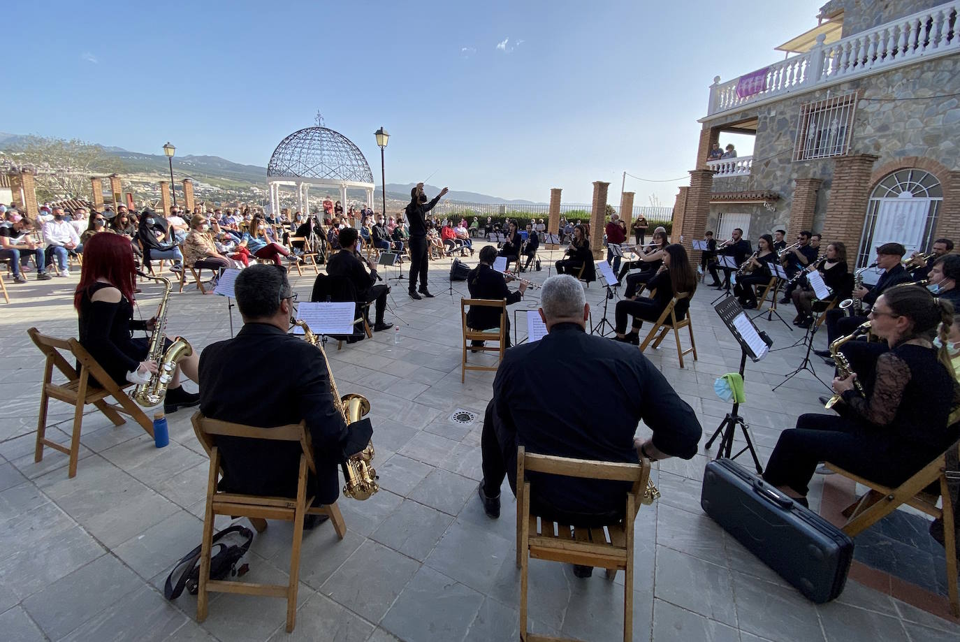 Concierto de la Banda de Música de Huétor Vega en la plaza de La Cañadilla, en Semana Santa.