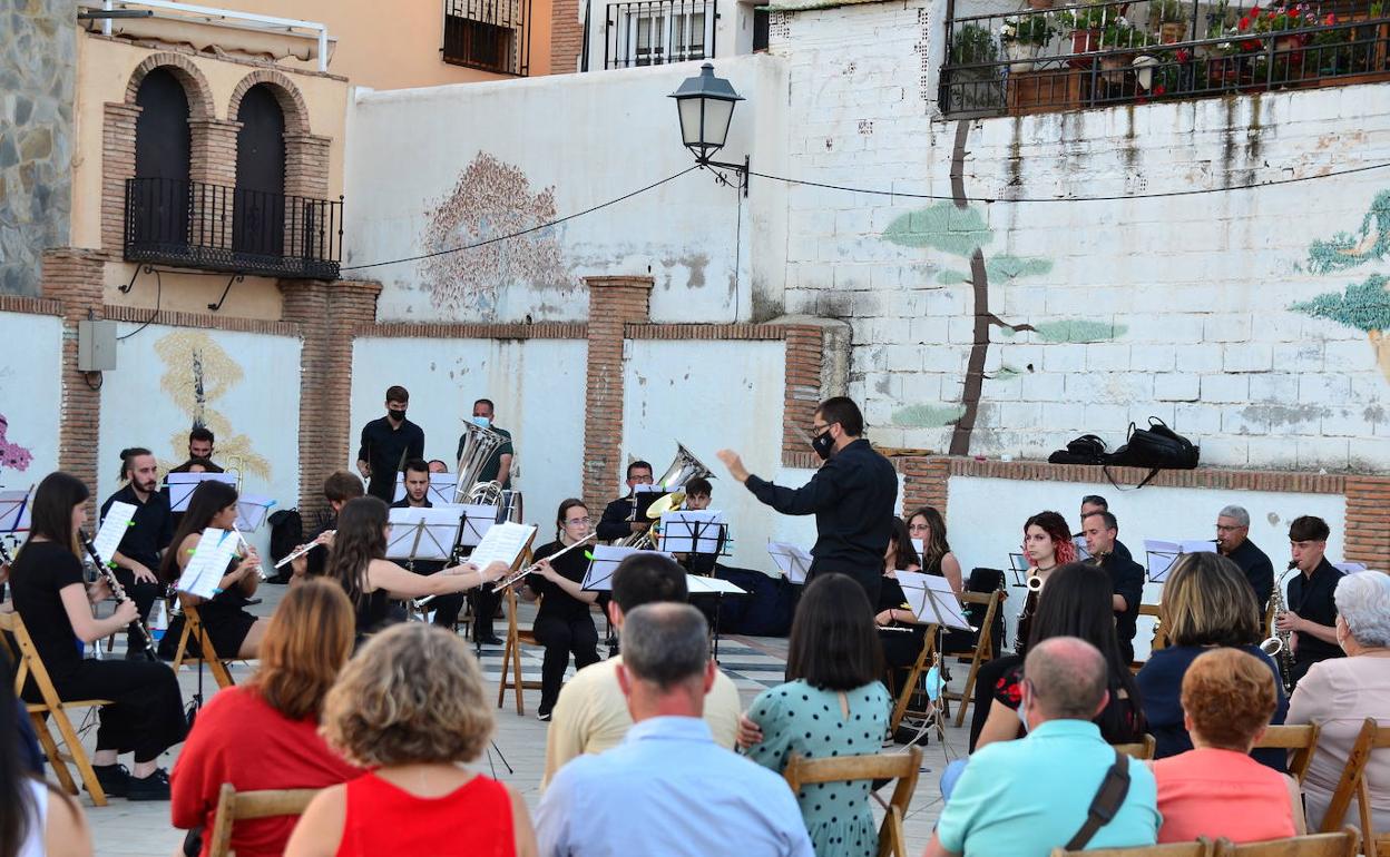 La formación ofreció un repertorio de música española y pasodobles en la plaza de La Cañadilla.