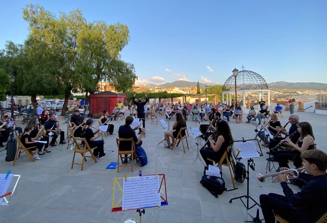 La Banda de Música de Huétor Vega tocó pasodobles clásicos y recientes.