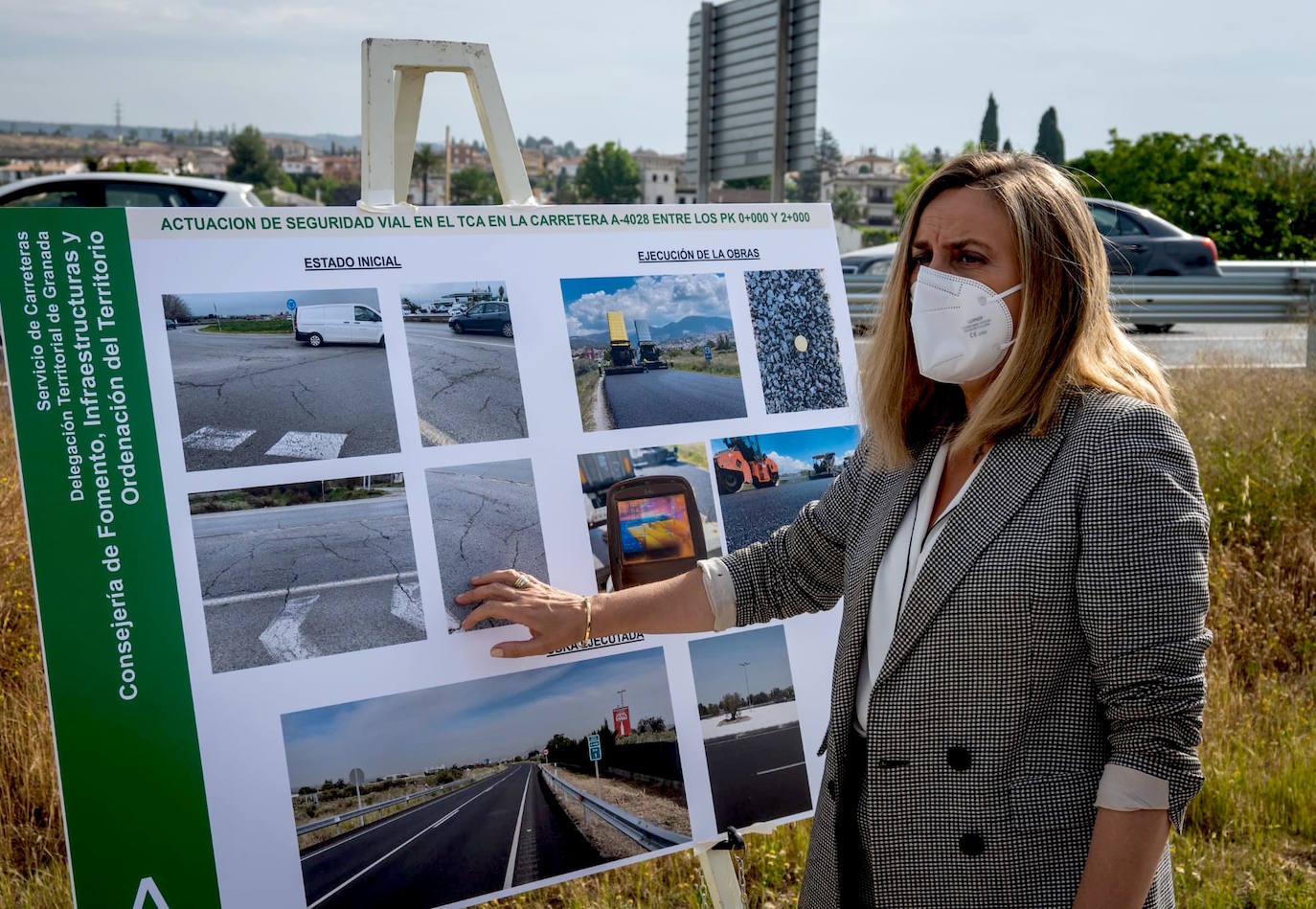 Carazo explica el proyecto en el acceso a Cájar desde la Ronda Sur.