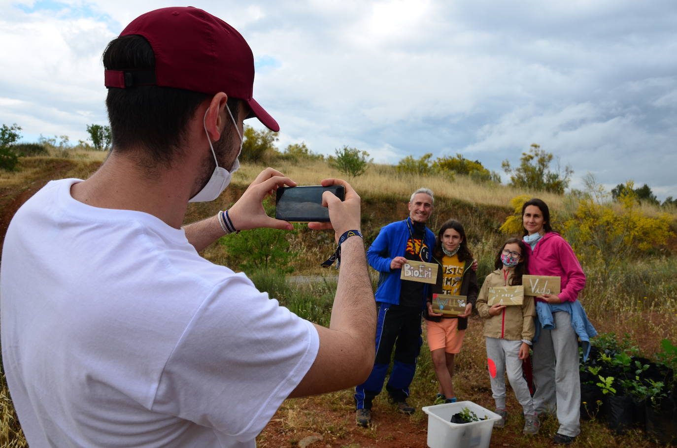 Huétor Vega se vuelca un año más en la siembra de árboles con Operación Encina.