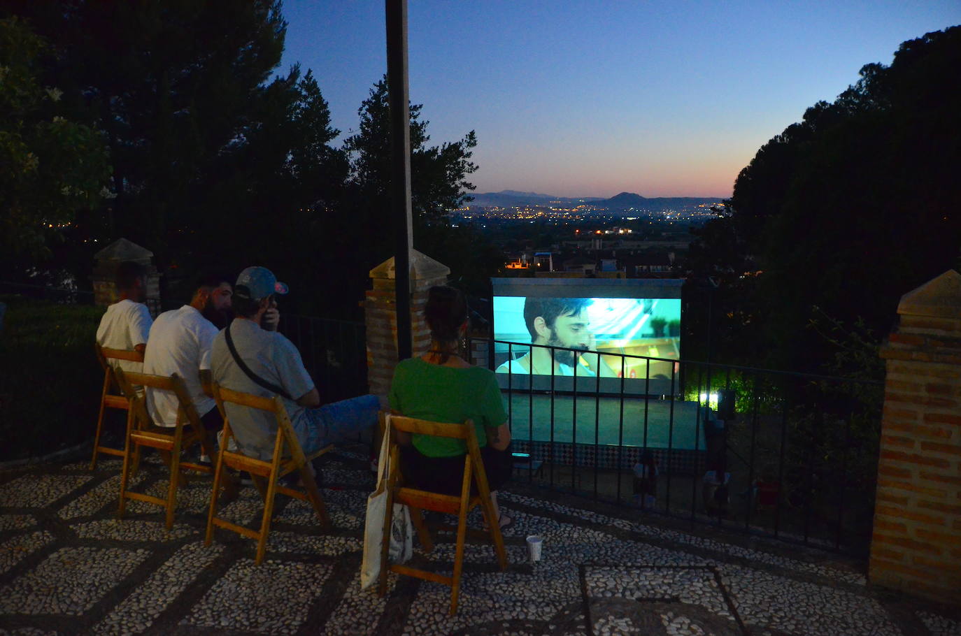 El Festival Joven de Cortometrajes de Huétor Vega vuelve a llenar de buen cine el verano en el Carmen de San Rafael.