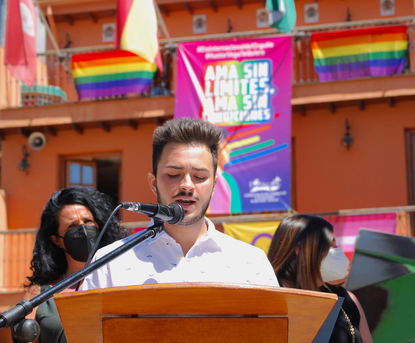 El concejal de Juventud, Adrián Molina, lee un manifiesto.