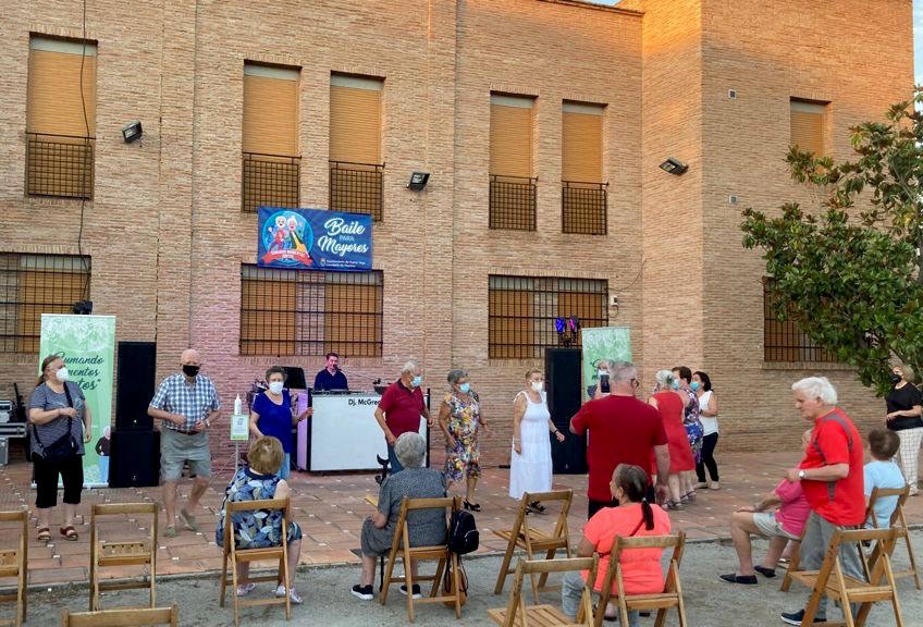Baile al fresquito para mayores, con música en vivo, en el Centro Social La Nava.