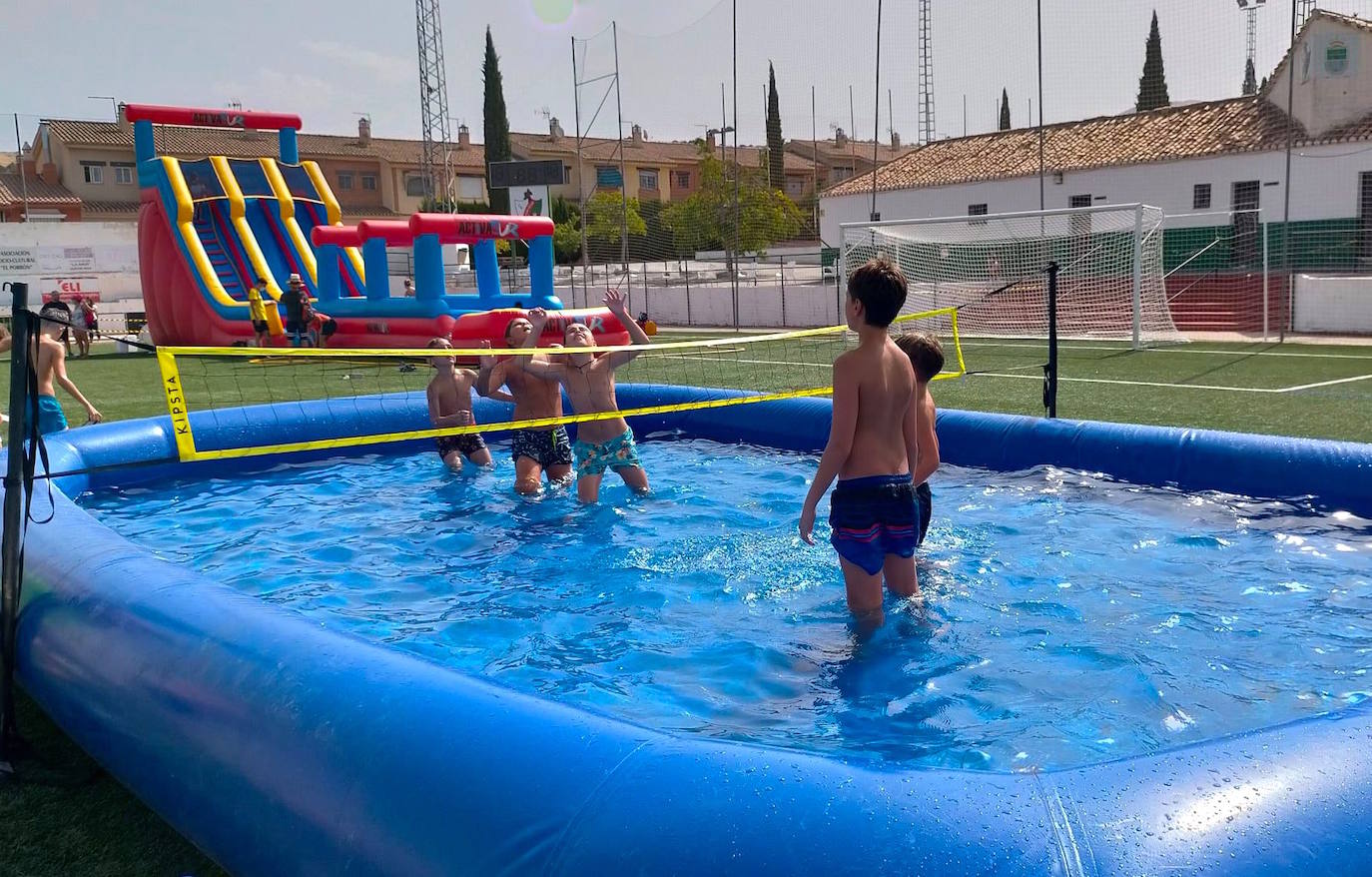 ‘DiverVega’, una iniciativa de las concejalías de Juventud y Deportes, en el campo de fútbol.