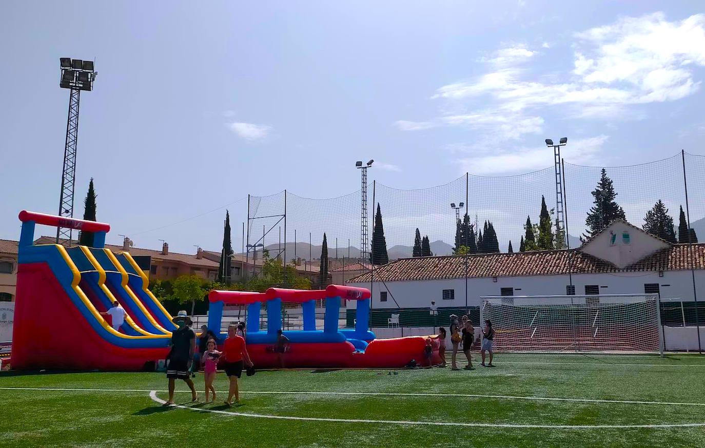 ‘DiverVega’, una iniciativa de las concejalías de Juventud y Deportes, en el campo de fútbol.