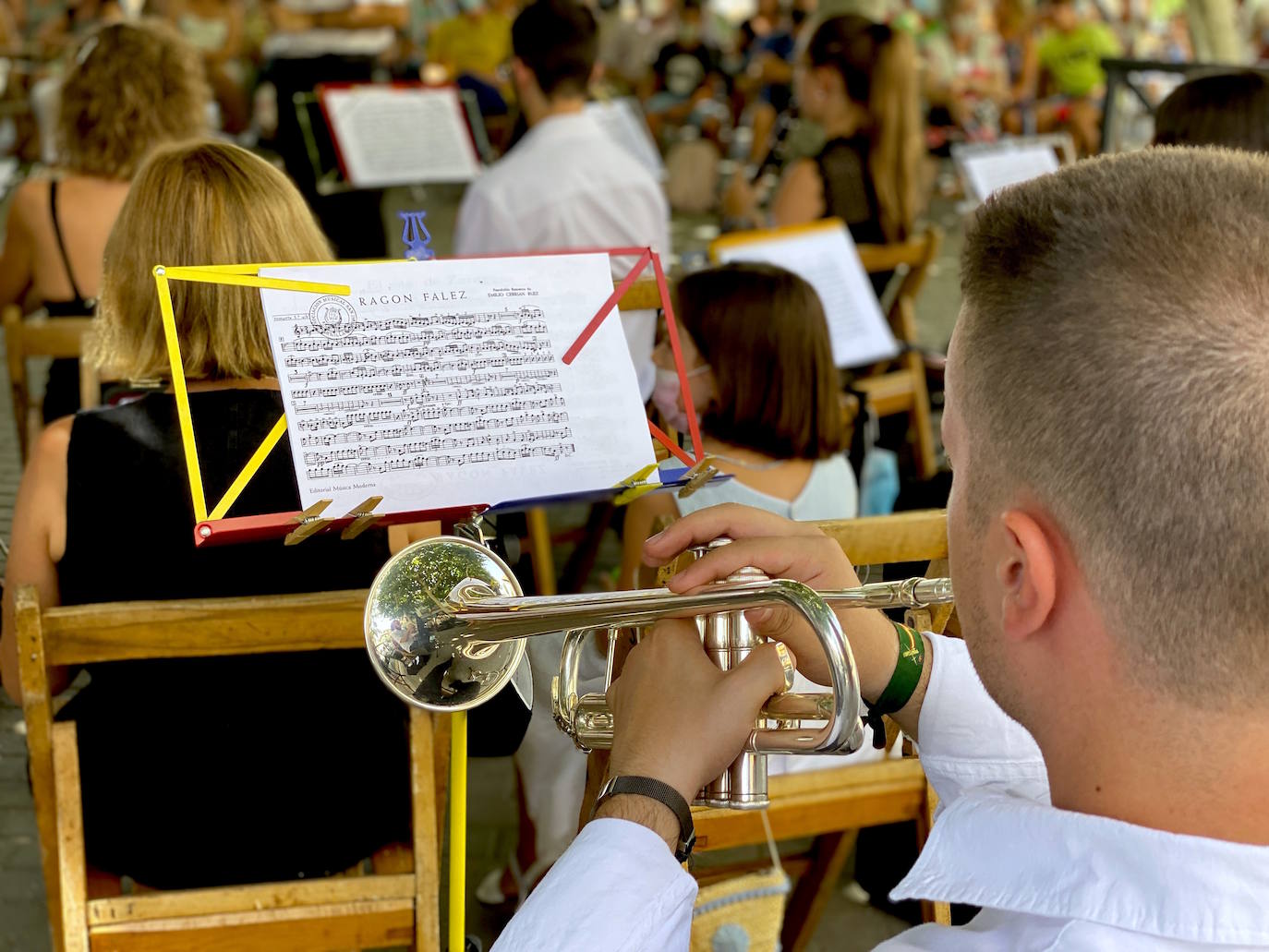Concierto de la Banda de Música en la plaza de la Iglesia.