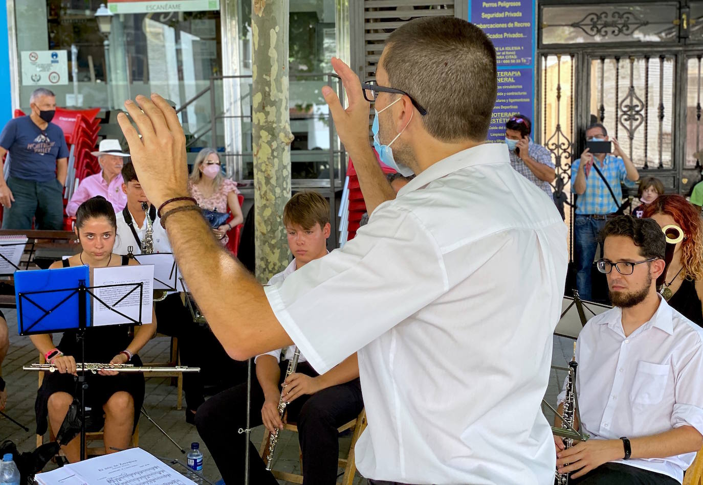 Concierto de la Banda de Música en la plaza de la Iglesia.