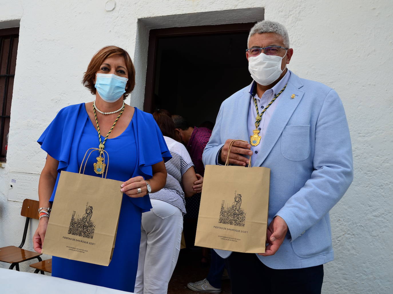 Reparto de la tradicional rosca de San Roque.