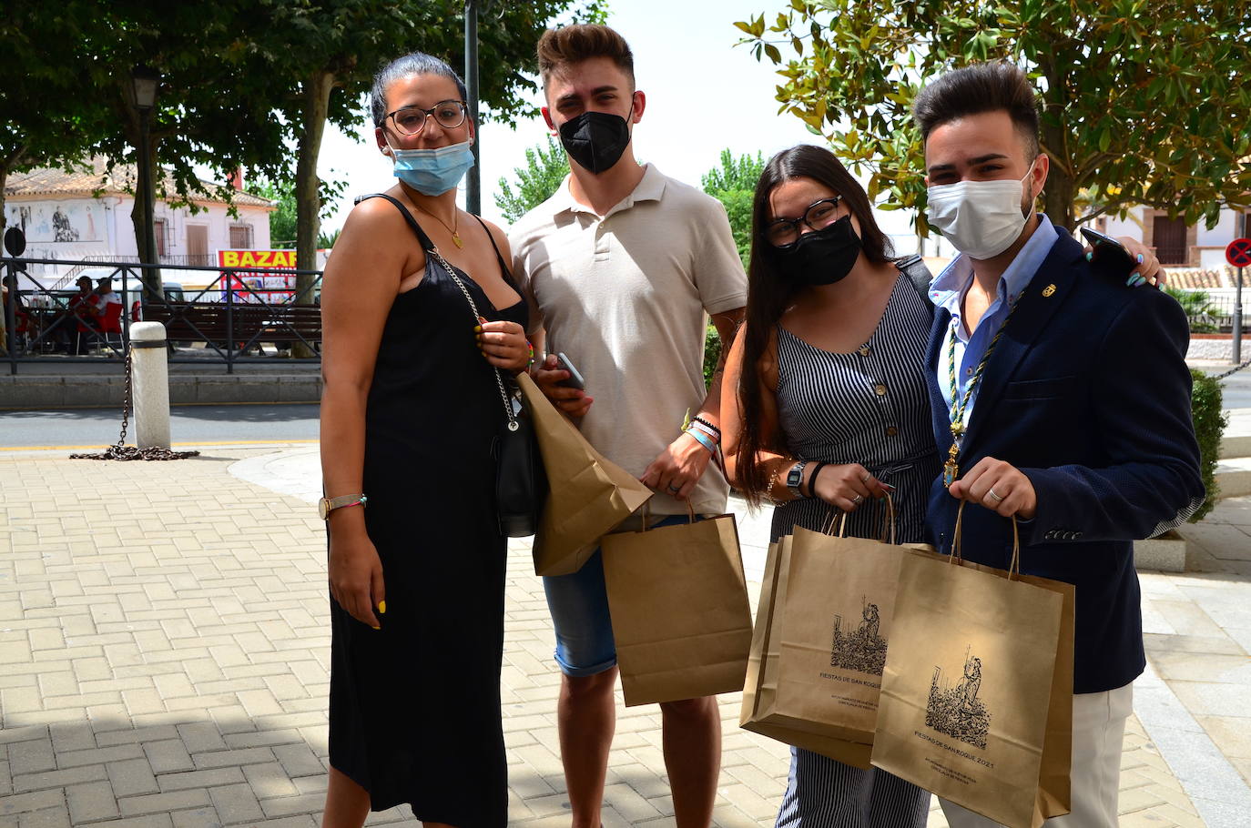 Reparto de la tradicional rosca de San Roque.