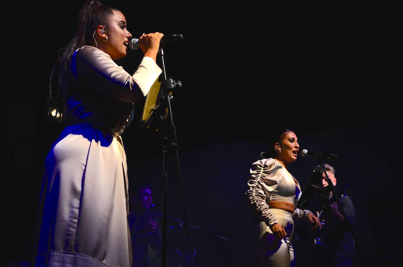 Fotos: Zoniché debutan a lo grande en Huétor Vega