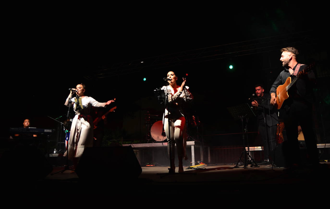 Fotos: Zoniché debutan a lo grande en Huétor Vega