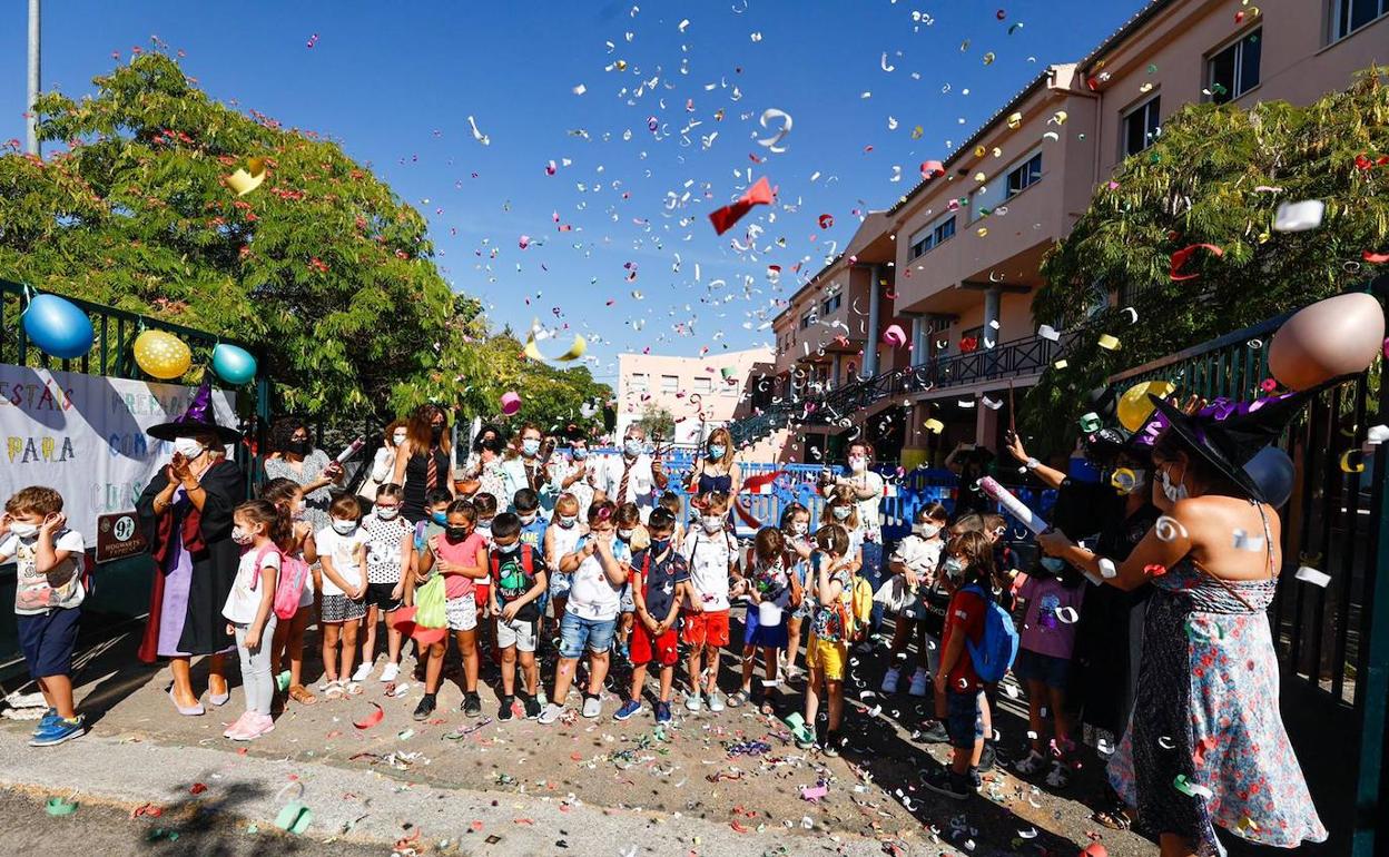 Ambiente festivo para volver a clase en el Mariana Pineda.