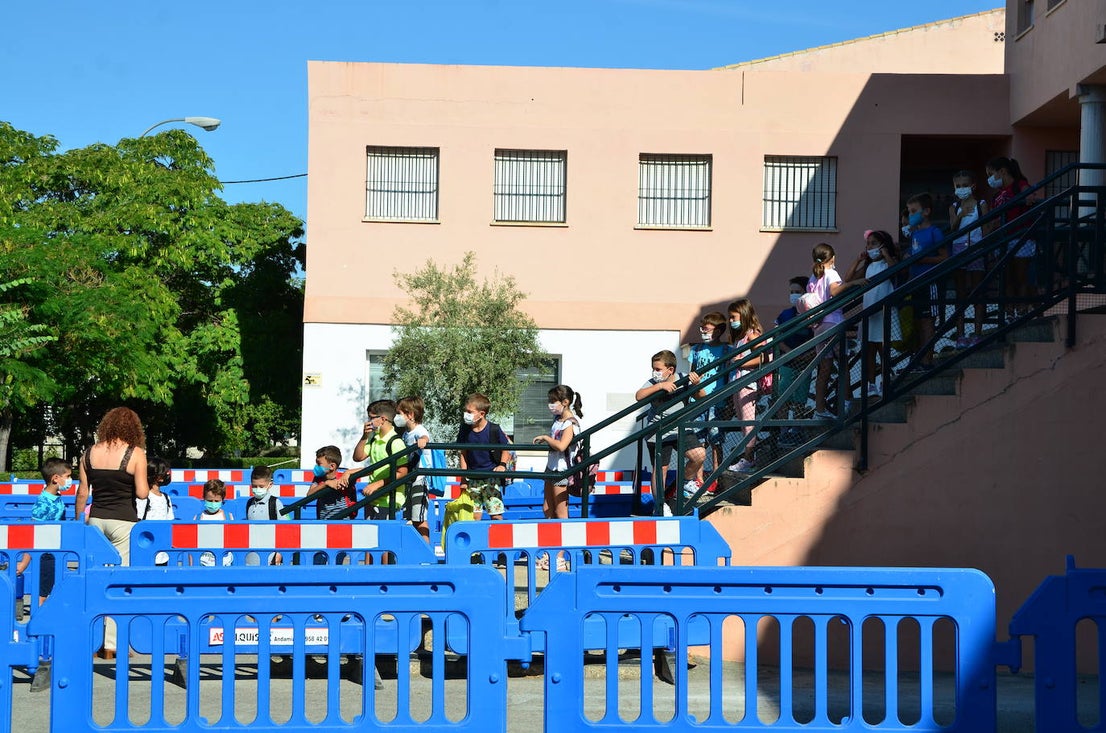 Fotos: La delegada de Educación asiste a la vuelta al 'cole' en Huétor Vega