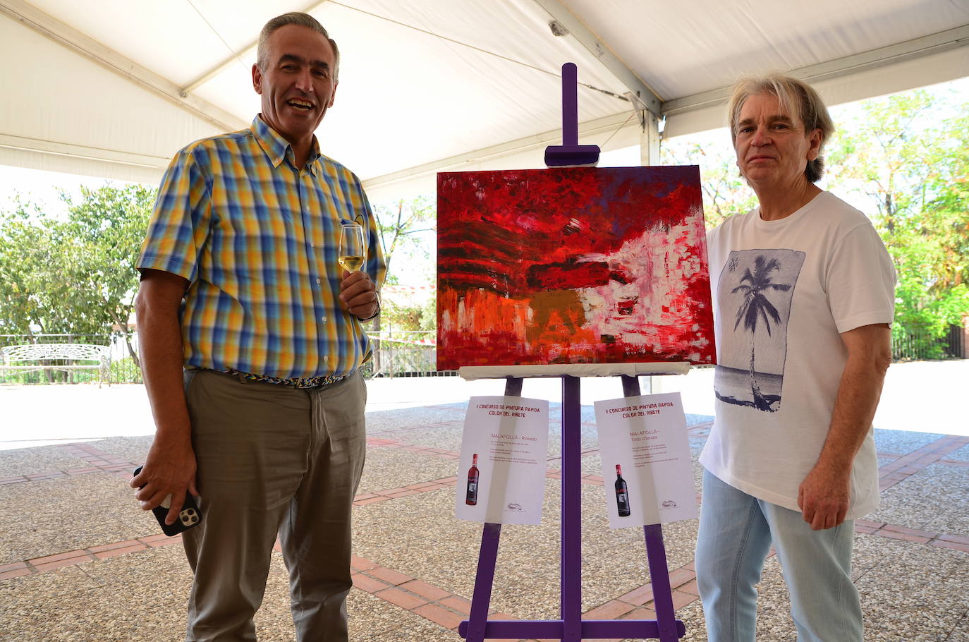 El bodeguero Juan José Castillo y el artista hueteño Paco López, que enseña su creación.