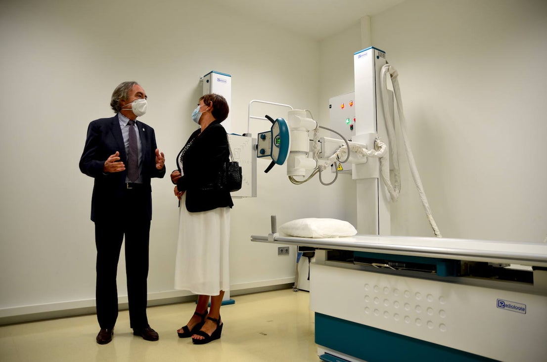 Fotos: El delegado de Salud visita el servicio de rayos X del centro médico de Huétor Vega