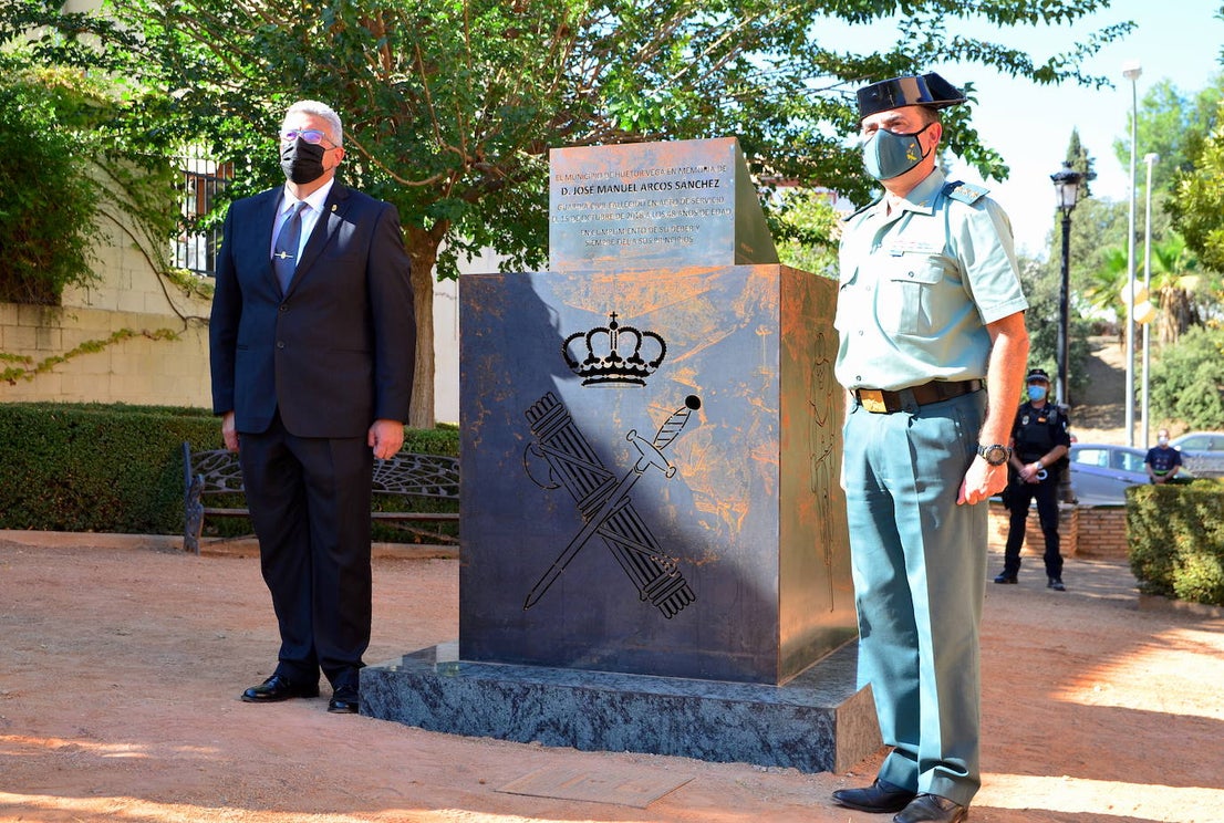 Fotos: Inauguración del monolito y la plaza en memoria del agente Arcos en Huétor Vega