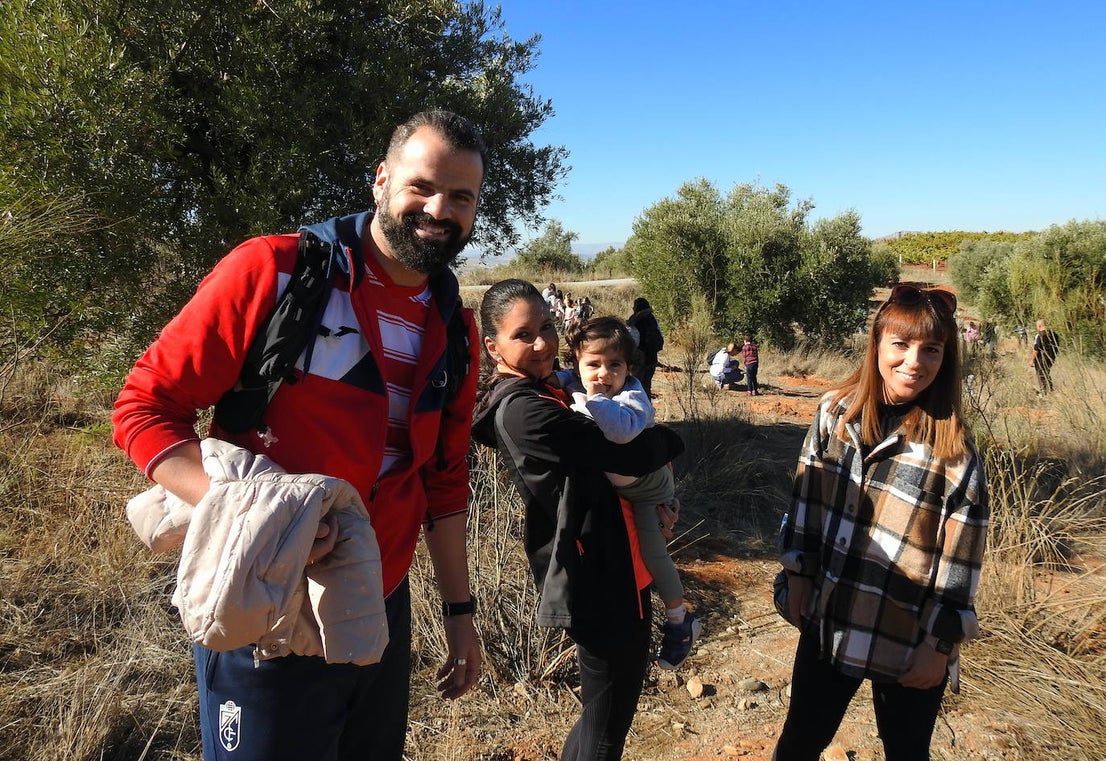 Fotos: Jornada de reforestación 'bilingüe' en Huétor Vega