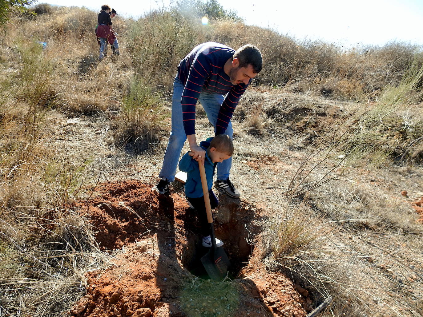 Fotos: Jornada de reforestación 'bilingüe' en Huétor Vega
