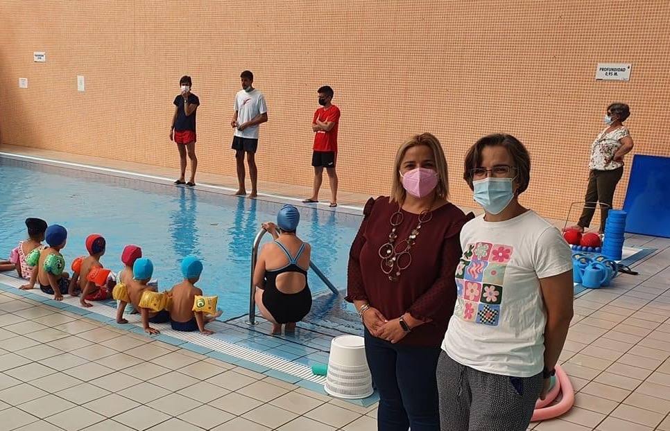 La alcaldesa, Puri López, y la concejala de Deportes, Miriam Espínola, en la piscina municipal. 