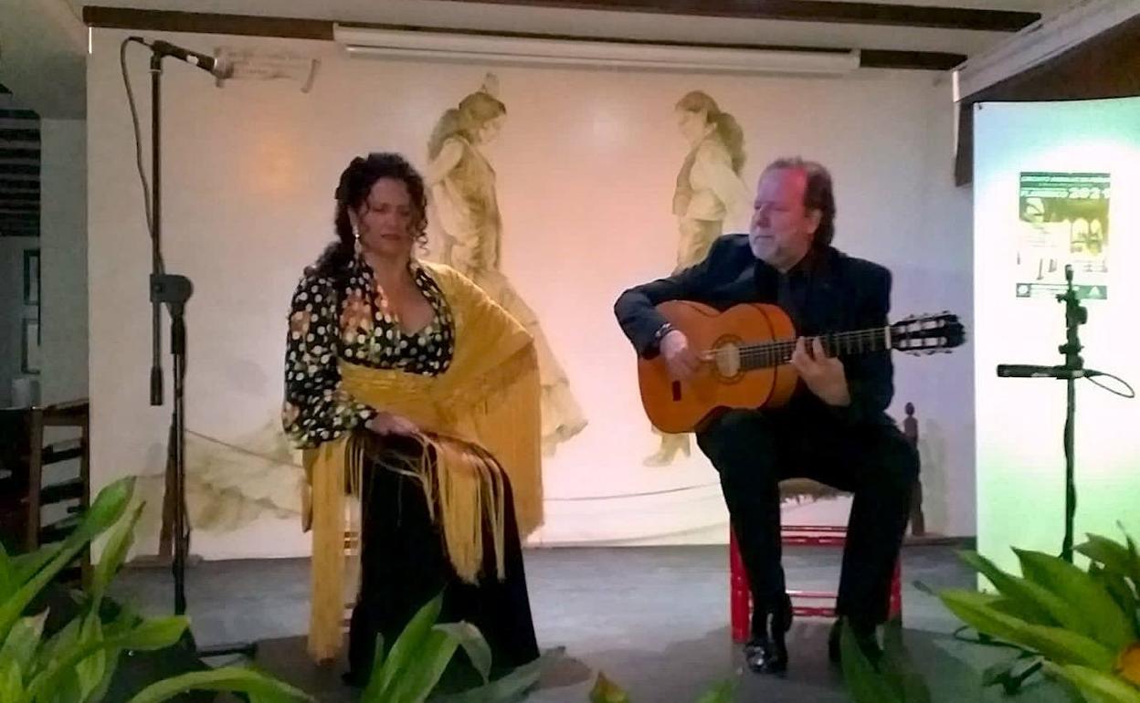 La peña de Huétor Vega vibra con el flamenco 'a pelo' de Laura Román