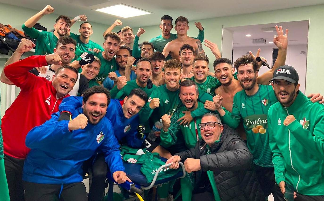 Festejo de la victoria hueteña en el vestuario.