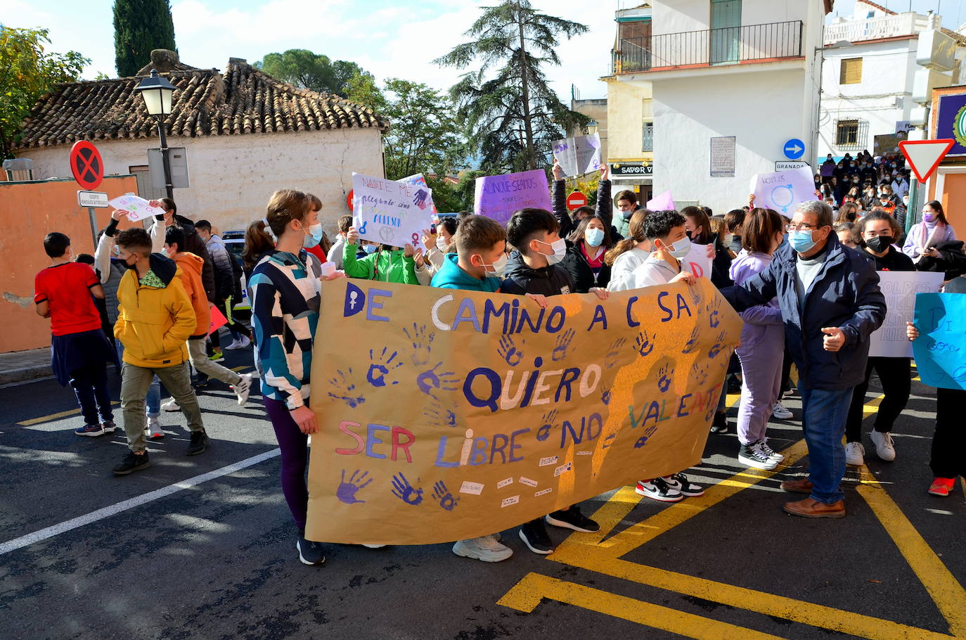 Fotos: Los estudiantes de Huétor Vega alzan la voz contra la violencia de género
