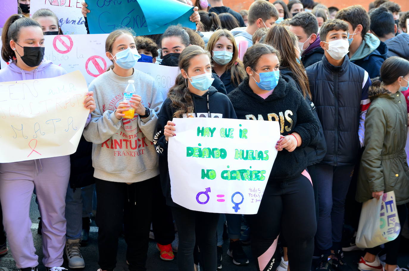 Fotos: Los estudiantes de Huétor Vega alzan la voz contra la violencia de género