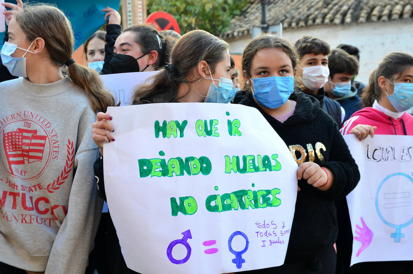 Fotos: Los estudiantes de Huétor Vega alzan la voz contra la violencia de género