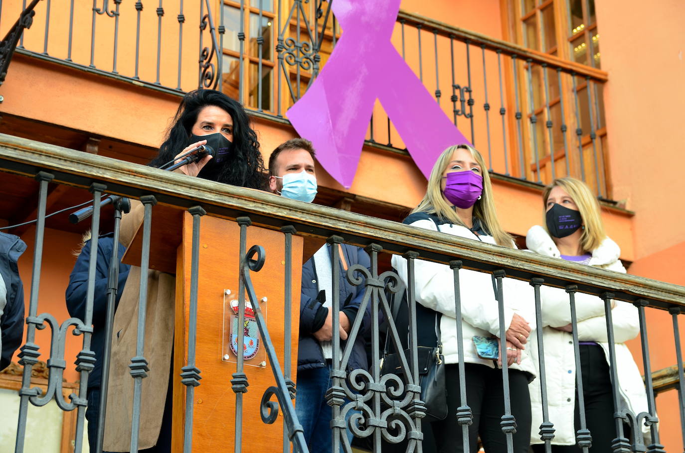Fotos: Los estudiantes de Huétor Vega alzan la voz contra la violencia de género
