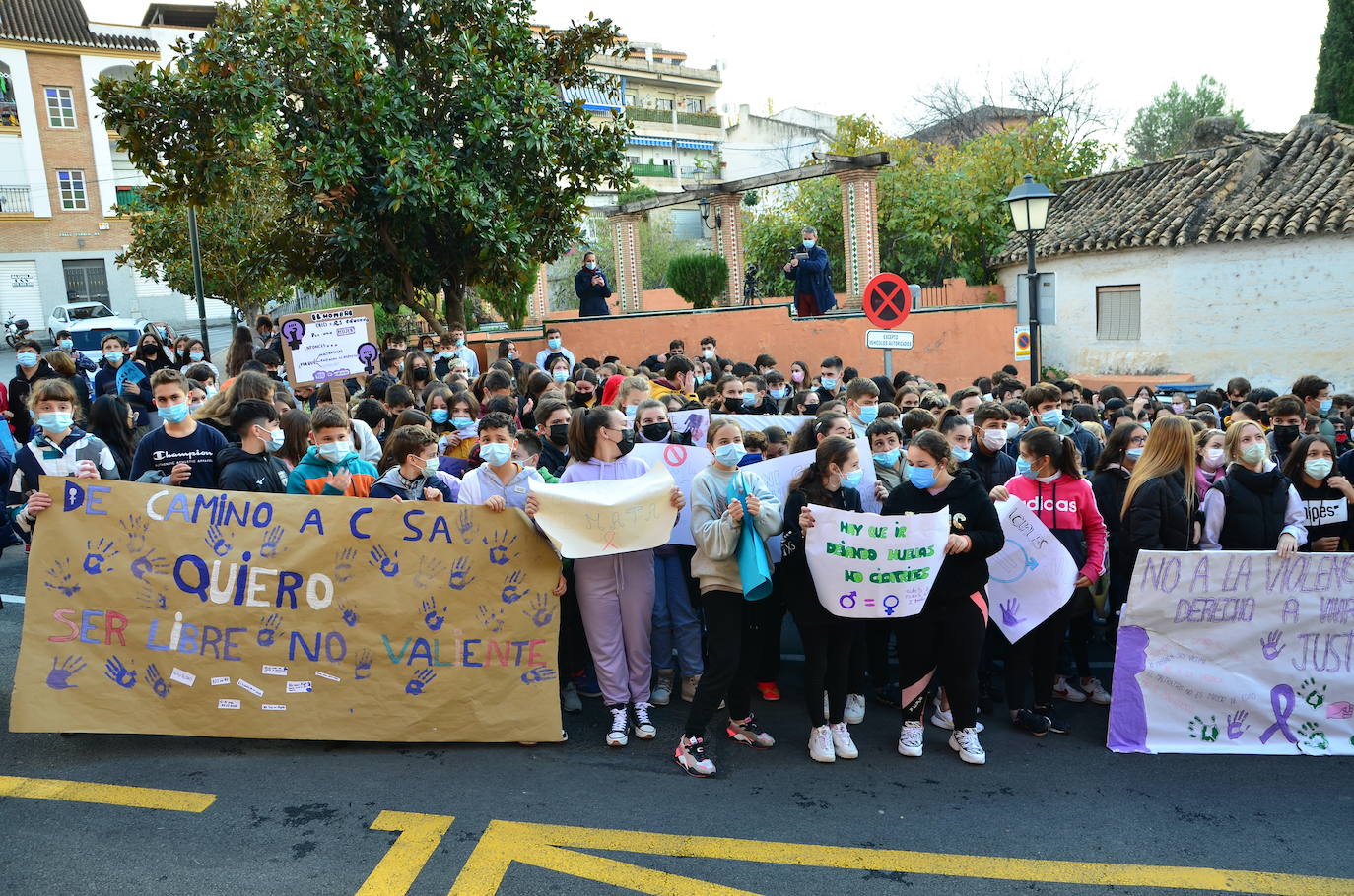 Fotos: Los estudiantes de Huétor Vega alzan la voz contra la violencia de género