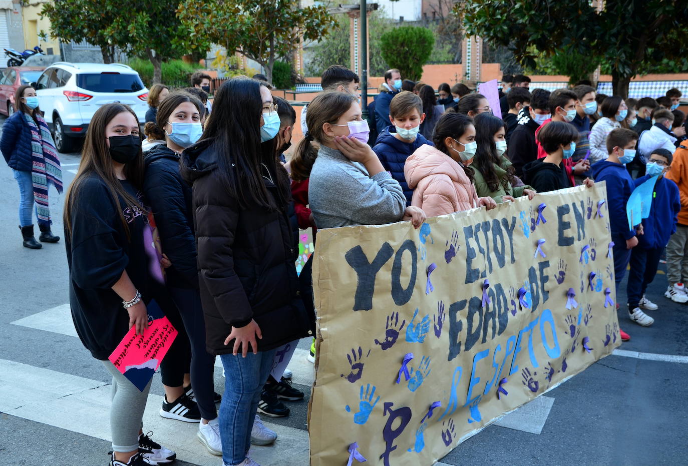 Fotos: Los estudiantes de Huétor Vega alzan la voz contra la violencia de género
